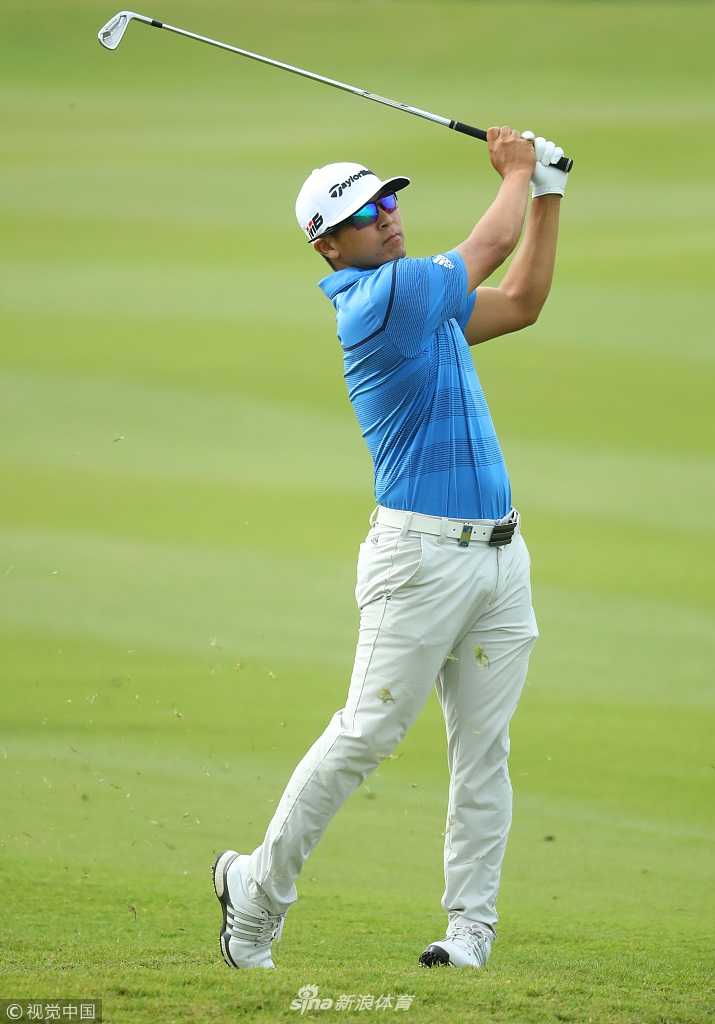 小球飞越沙海直奔果岭，轨迹在晚霞映照下划出完美弧线，定格决胜瞬间。