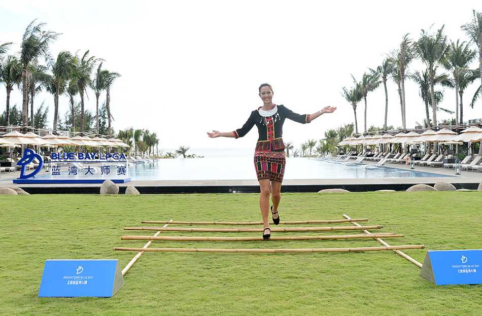 高尔夫球星魏圣美与绿城蓝湾小镇董事长高德雪并肩而坐，聆听赛事介绍