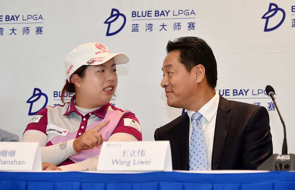 中国高尔夫名将冯珊珊与赛事官员王立伟在发布会后亲切交流