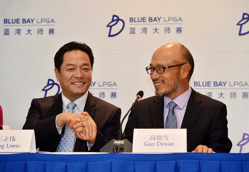 绿城蓝湾小镇董事长高德雪与球星魏圣美在发布会相邻而坐，相谈甚欢