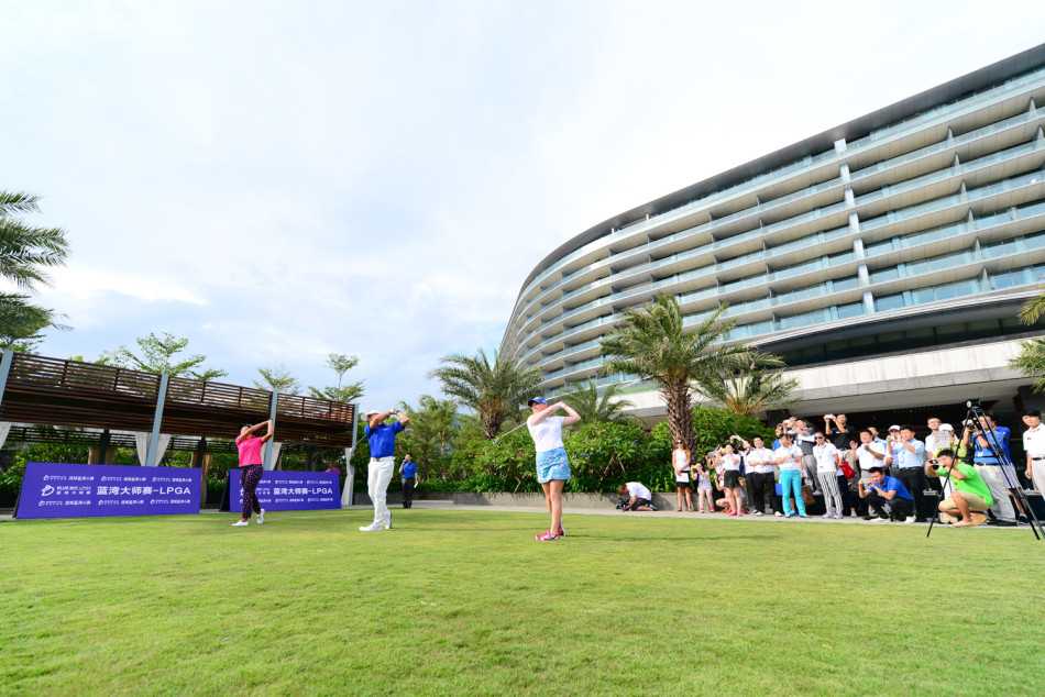 魏圣美、杰西卡·科达等四位球星身着黎族服饰，在竹竿间尝试跳跃，笑容灿烂