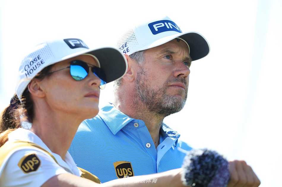 卫冕冠军李·维斯特伍德从容开球，经验丰富的老将展现出一如既往的稳健与沉着。