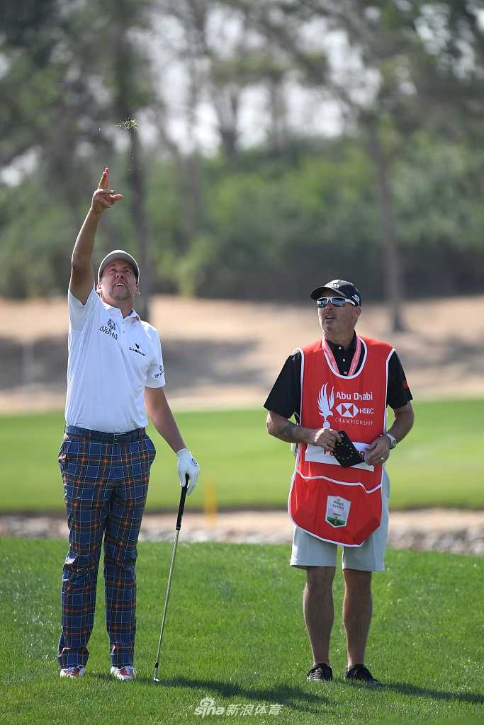 贾斯汀·托马斯的高尔夫球鞋特写，鞋底精致的钉刺与鞋面科技材质在阳光下清晰可见，彰显专业装备的细节魅力。