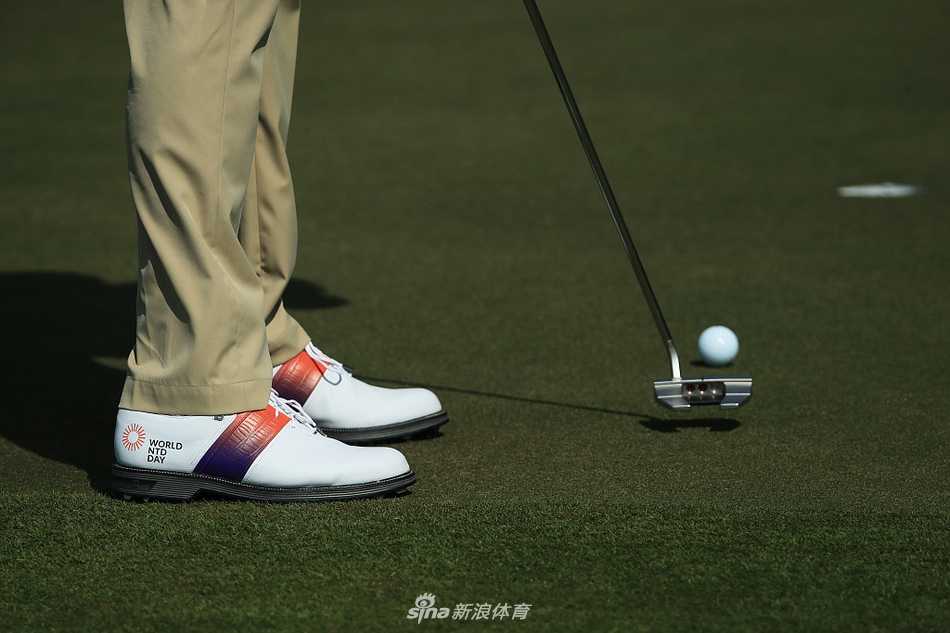 伊恩·保尔特在球道上思考策略，其标志性的着装风格与凝神思索的神态形成独特风景。