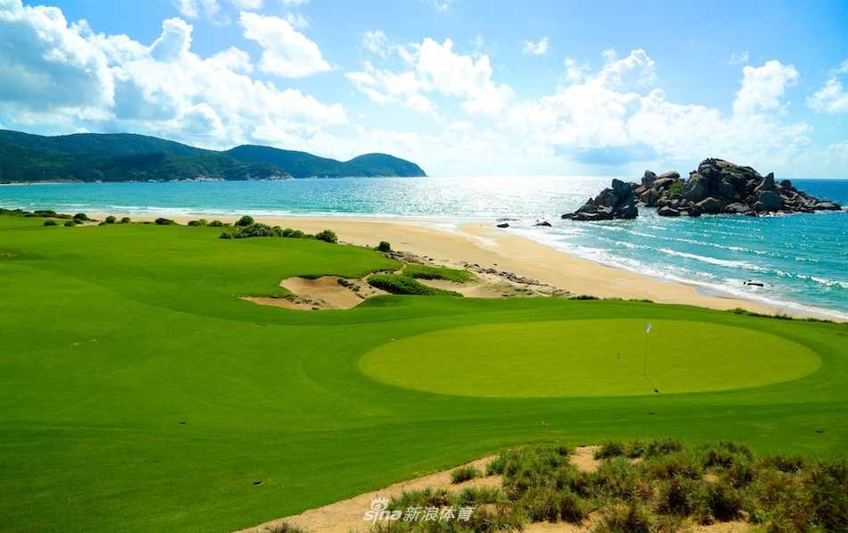 晨光洒落在宽阔的球道上，翠绿的草坪如丝绒般向远方的海平面延伸，巨大的沙坑静卧其侧，仿佛已在此沉睡千年。