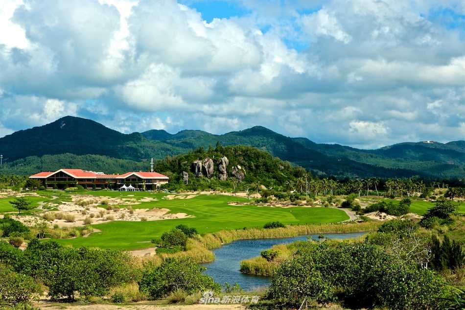 一条木质小桥跨越清澈的水面，连接起发球台与球道，引领球手走向下一个挑战，充满探索的意境。