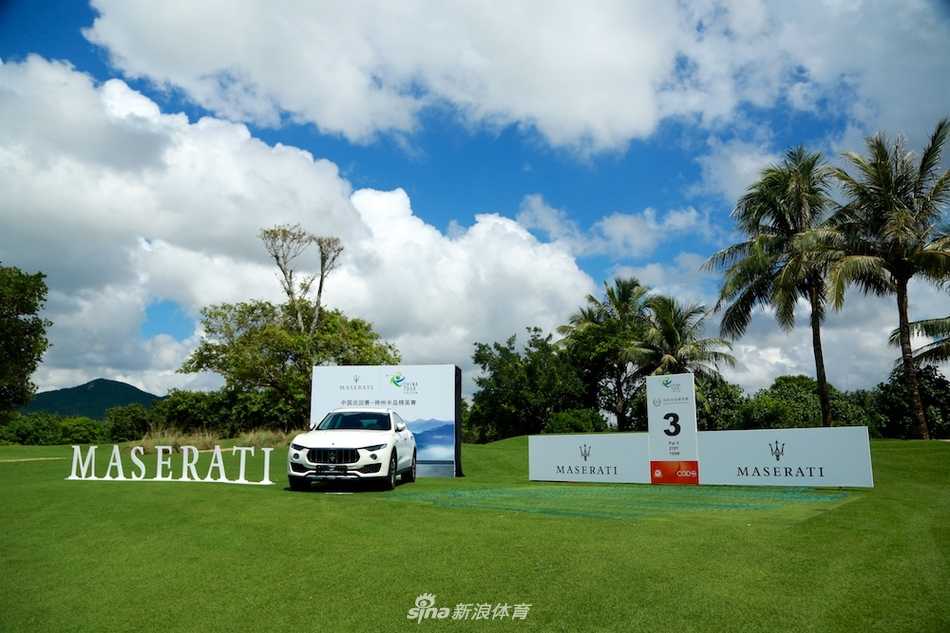 湛蓝的水障碍如宝石般镶嵌在球道拐角处，与白色的沙坑、翠绿的球道形成鲜明对比，考验着球员对落点的精准抉择。