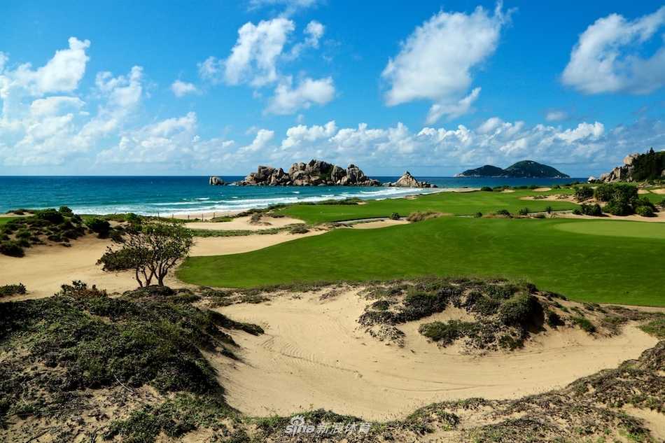 碧海蓝天之下，蜿蜒的球道沿着海岸线的自然弧度展开，与近处精心修剪的果岭和远方浩瀚的南中国海构成和谐的三重奏。