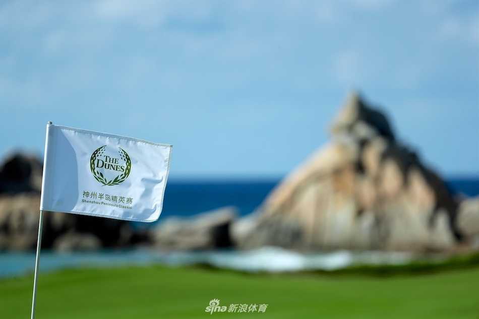 夕阳西下，温暖的余晖为整个球场披上了一层金色的薄纱，球道上的身影被拉长，宁静而富有诗意。