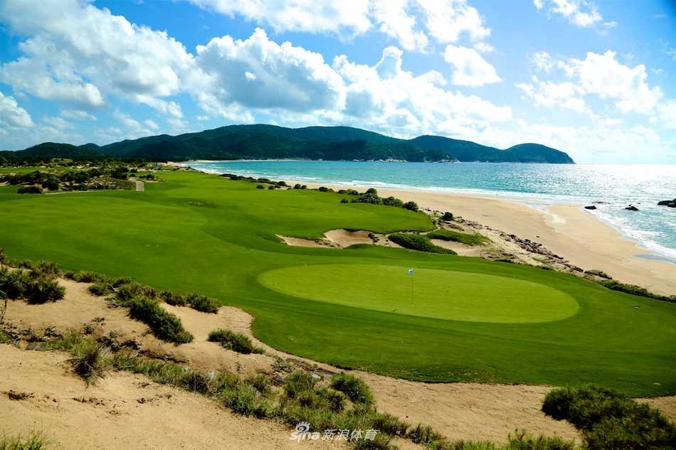 黄昏时分，最后一缕天光映照在平静如镜的湖面上，湖边树木的剪影与远处球场的灯光共同营造出宁静而深邃的暮色球场氛围。