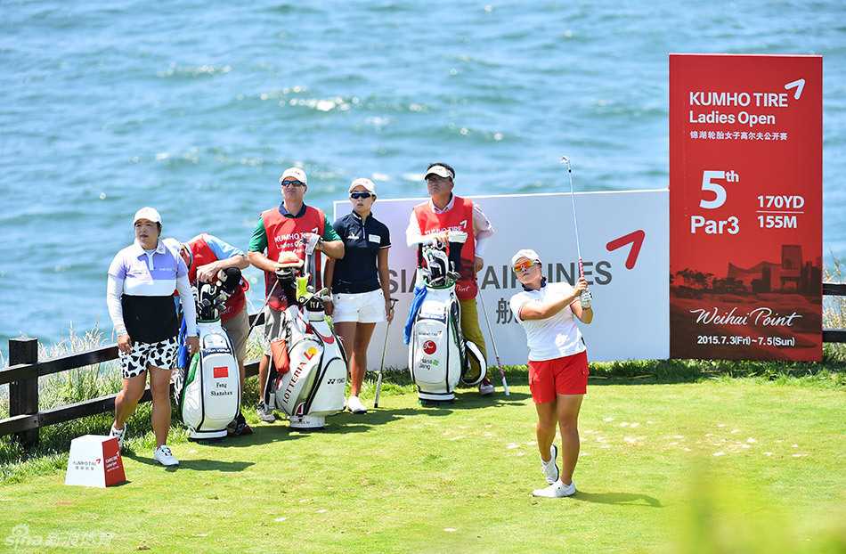 张哈娜全神贯注，在临海的发球台上审视着脚下的挑战性球道