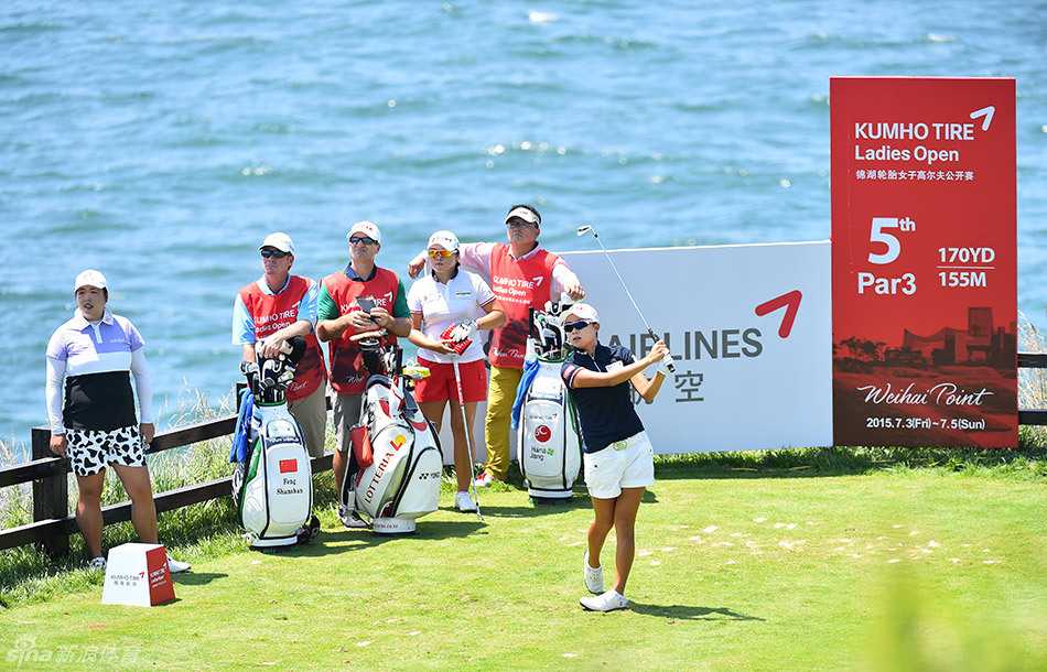 金孝周优雅挥杆，白色高尔夫球划破海风飞向蜿蜒的球道