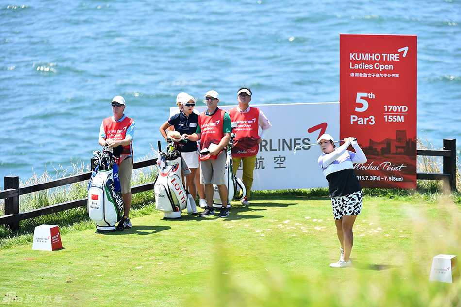 冯珊珊凝望远方海面，在海风轻抚中准备关键一杆的开球瞬间