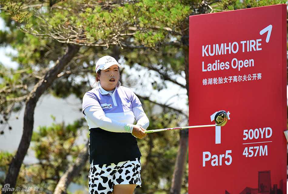 冯珊珊俯身果岭，在全场瞩目下稳稳将推杆送出，小球应声入洞