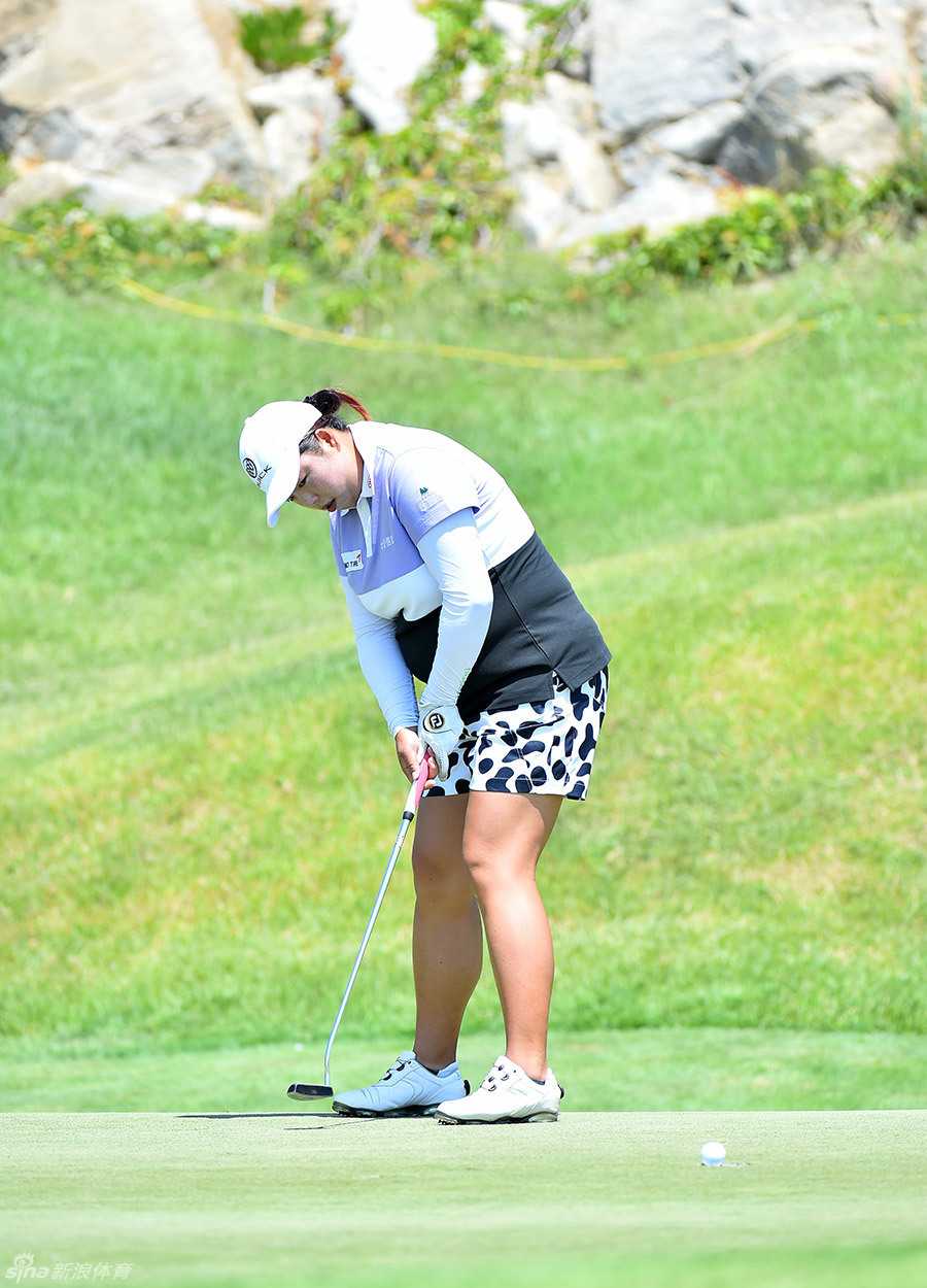 金知炫与金慧允在如画的果岭背景中，专注于距离与坡度的计算