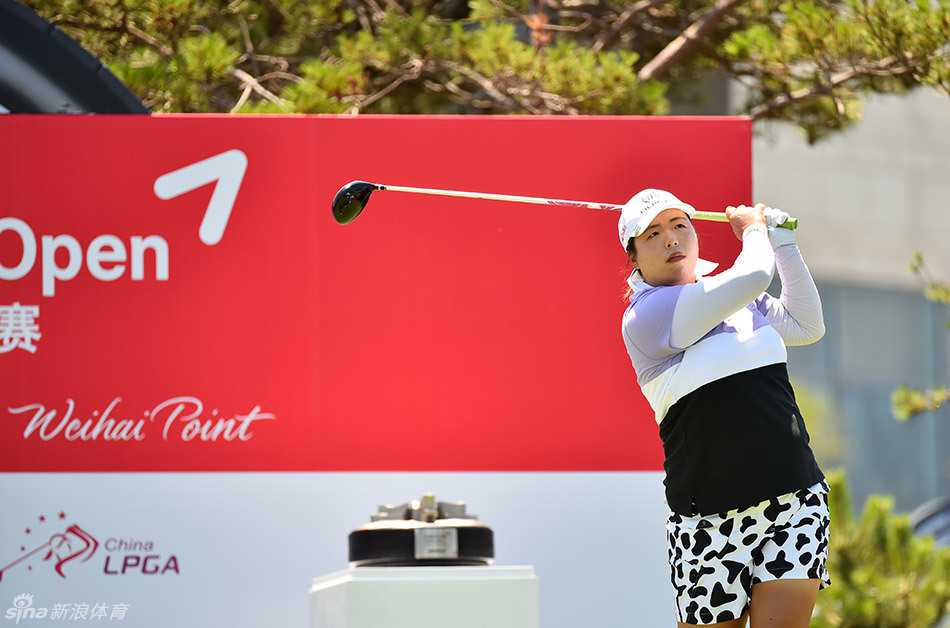 冯珊珊完成优雅的挥杆动作后，目光坚定地追随着小白球飞行的轨迹