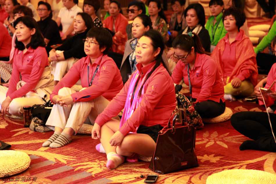 央金拉姆老师正在详细讲解禅修方法，她手势轻柔眼神充满智慧，背后的绿植为画面增添生机与宁静