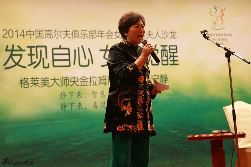 何慧娴女士与其他女性参会者围坐倾听，她们脸上浮现出放松而投入的神情，手中茶杯升起袅袅热气