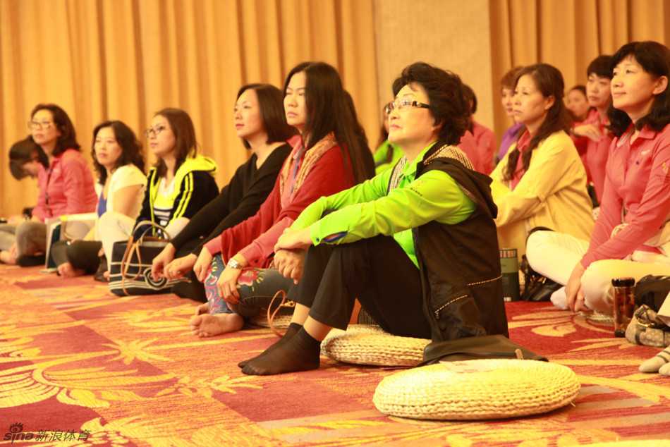 一位男嘉宾专注旁听女性沙龙，他双手交握神情尊重而认真，展现了跨界学习的心灵开放姿态