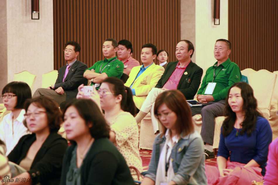 沙龙全景展示，女性们围坐成圈形成温暖的能量场，灯光柔和营造出安全开放的交流空间