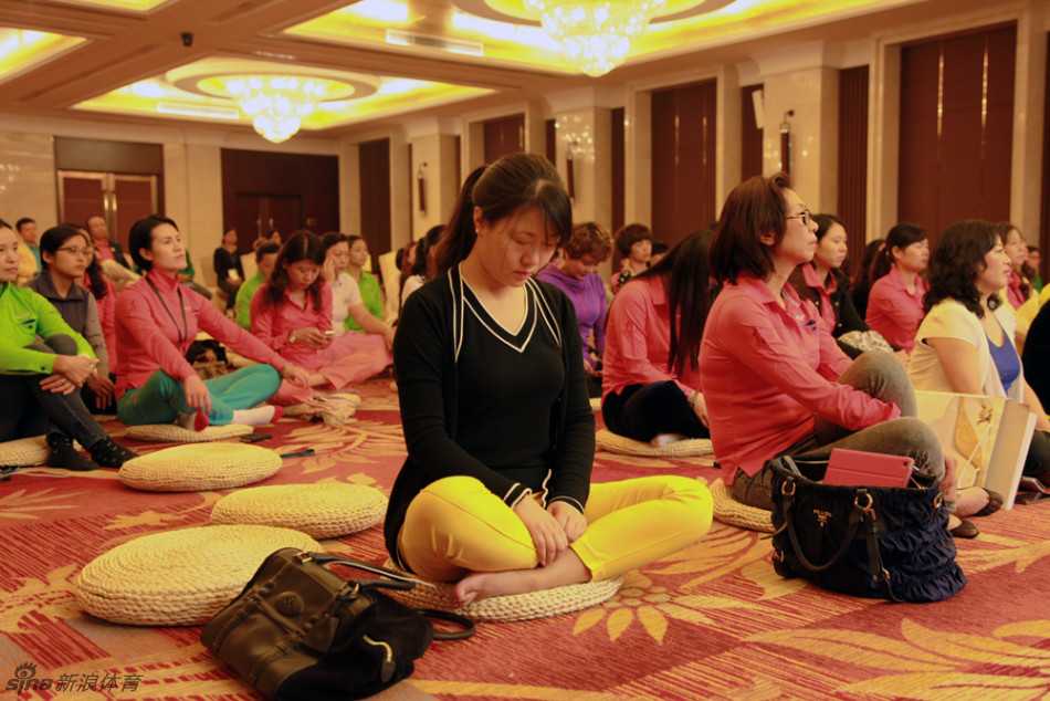 美女总经理侧脸聆听，睫毛低垂神情专注，一缕发丝轻贴脸颊，展现出职场女性难得的静谧时刻