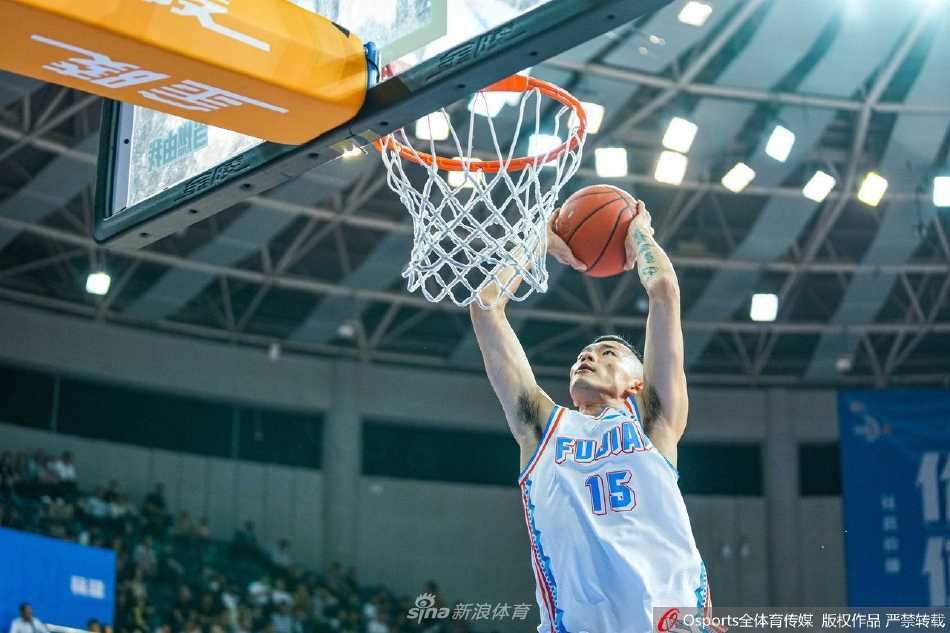 福建主场力克青岛,亚当斯面对旧主送致命一击 亚当斯运球突破旧主青岛队的防线,眼神中充满对胜利的渴望