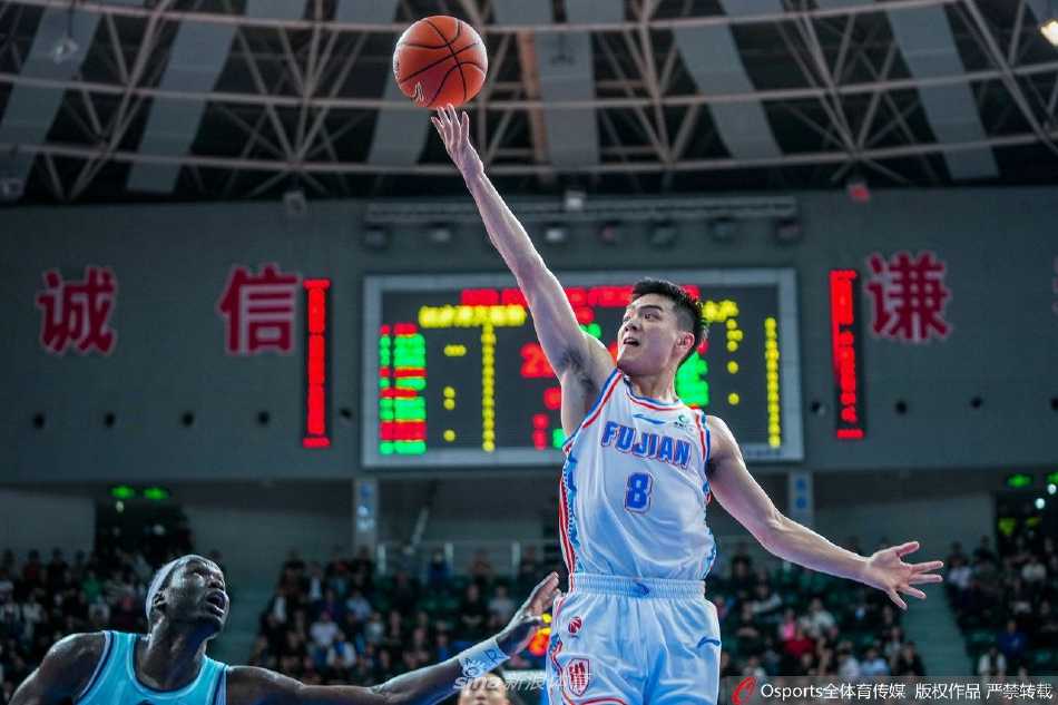 福建主场力克青岛,亚当斯面对旧主送致命一击 青岛队主教练刘维伟在场边神色严峻地指挥,试图扭转场上局势