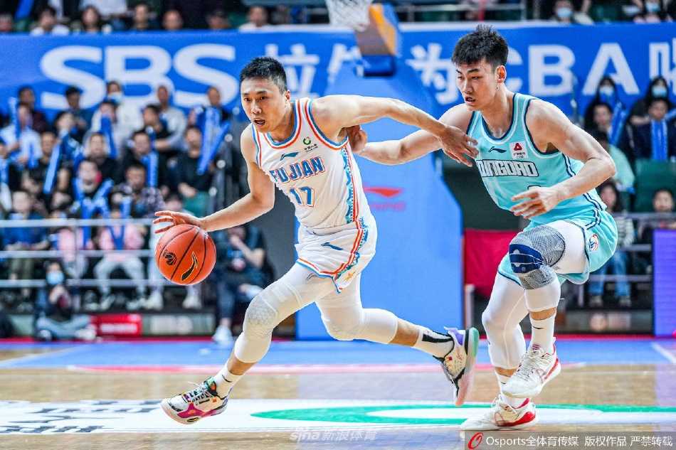 福建主场力克青岛,亚当斯面对旧主送致命一击 青岛队球员赵嘉义外线出手三分,球在空中划出优美弧线直钻网心