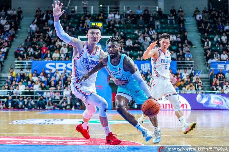 福建主场力克青岛,亚当斯面对旧主送致命一击 福建队外援梅克高高跃起,以一记势大力沉的双手灌篮终结进攻