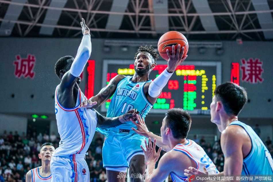 双方球员在篮下激烈卡位，争抢篮板球，肌肉碰撞的火花四溅