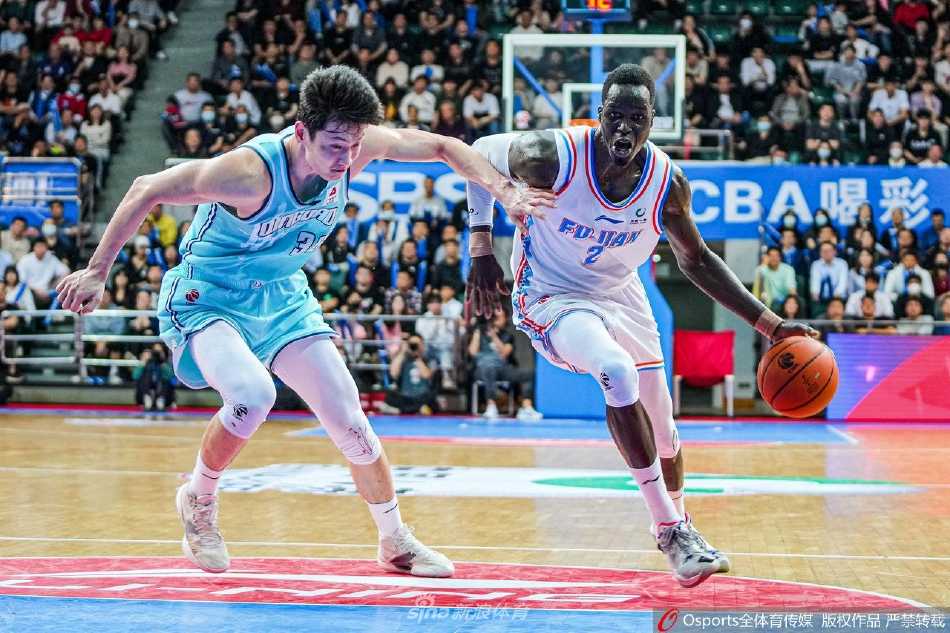 福建主场力克青岛,亚当斯面对旧主送致命一击 黎伊扬在防守球员干扰下巧妙传球,展现出极佳的球场视野