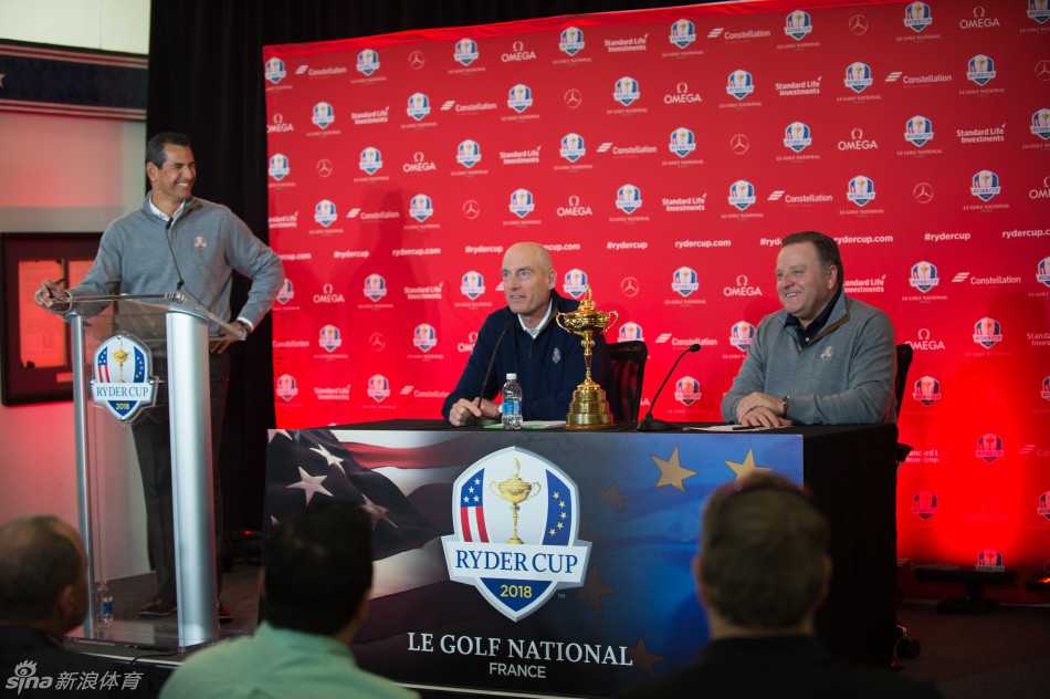 福瑞克与协会总裁保罗·列维并肩站立，共同面对媒体，宣告新篇章的开始