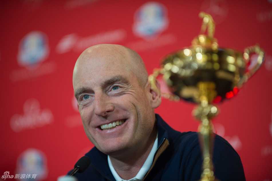 发布会现场，福瑞克正在认真回答记者提问，神情专注而沉稳