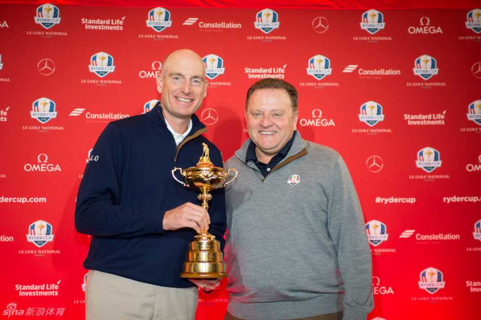 福瑞克手捧闪亮的莱德杯奖杯向全场展示，眼神中充满自豪与使命感