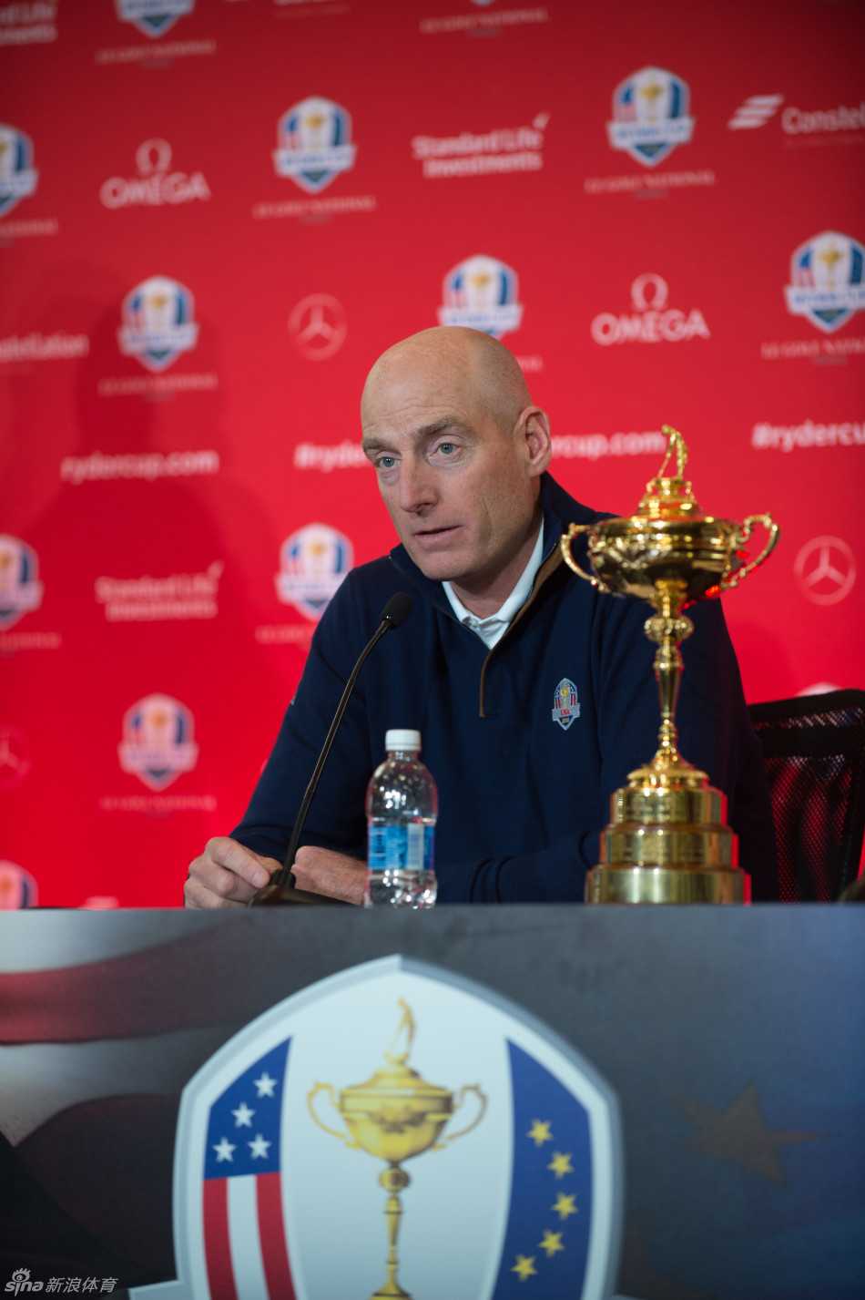 福瑞克面带从容微笑，双手稳稳托举着莱德杯，仿佛托起了美国高坛的希望