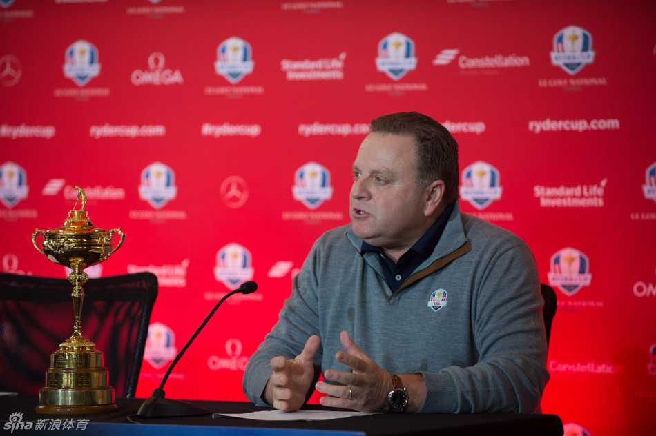 福瑞克目光坚定地望向前方，身后是星条旗，展现出为国而战的决心