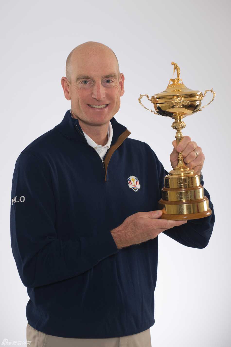 福瑞克在发布会后手持奖杯留影，笑容中洋溢着对未来的信心与期待