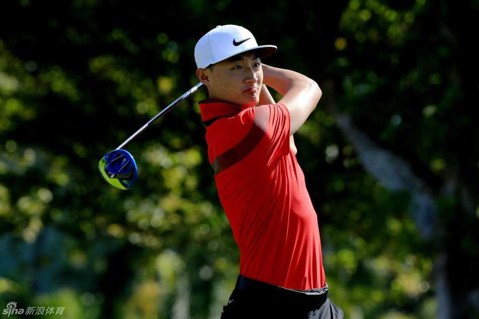 中国小将李昊桐全神贯注地准备挥杆，眼神如鹰隼般锐利而坚定，展现出超越年龄的沉稳与雄心。