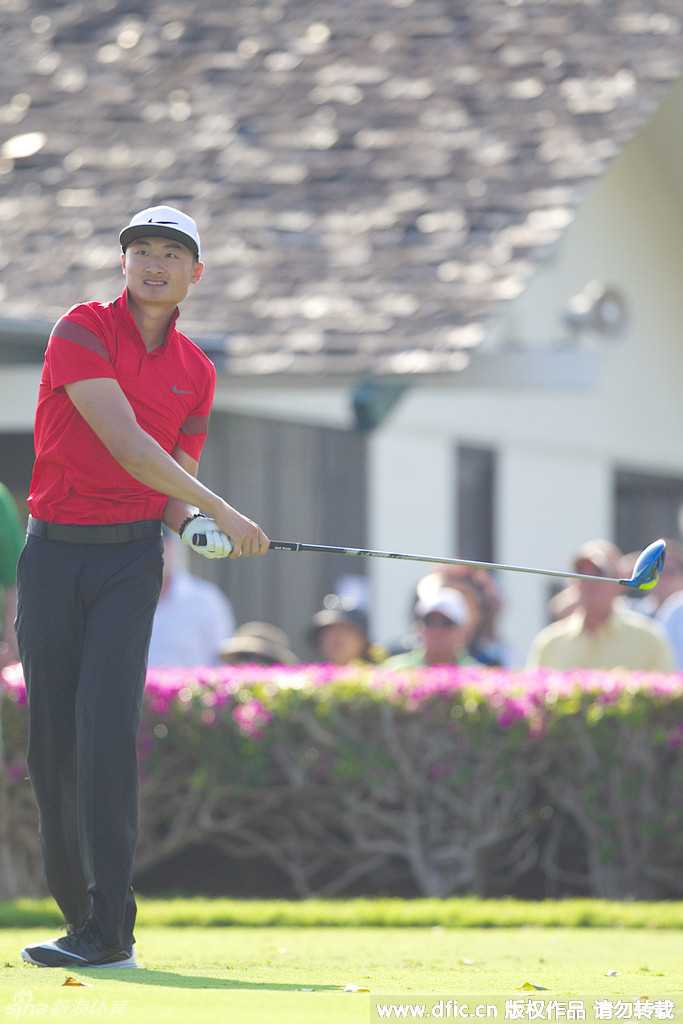 美国选手里基-巴恩斯正在进行开球，其标准的挥杆动作与舒展的身体姿态，体现了职业球员扎实的基本功。