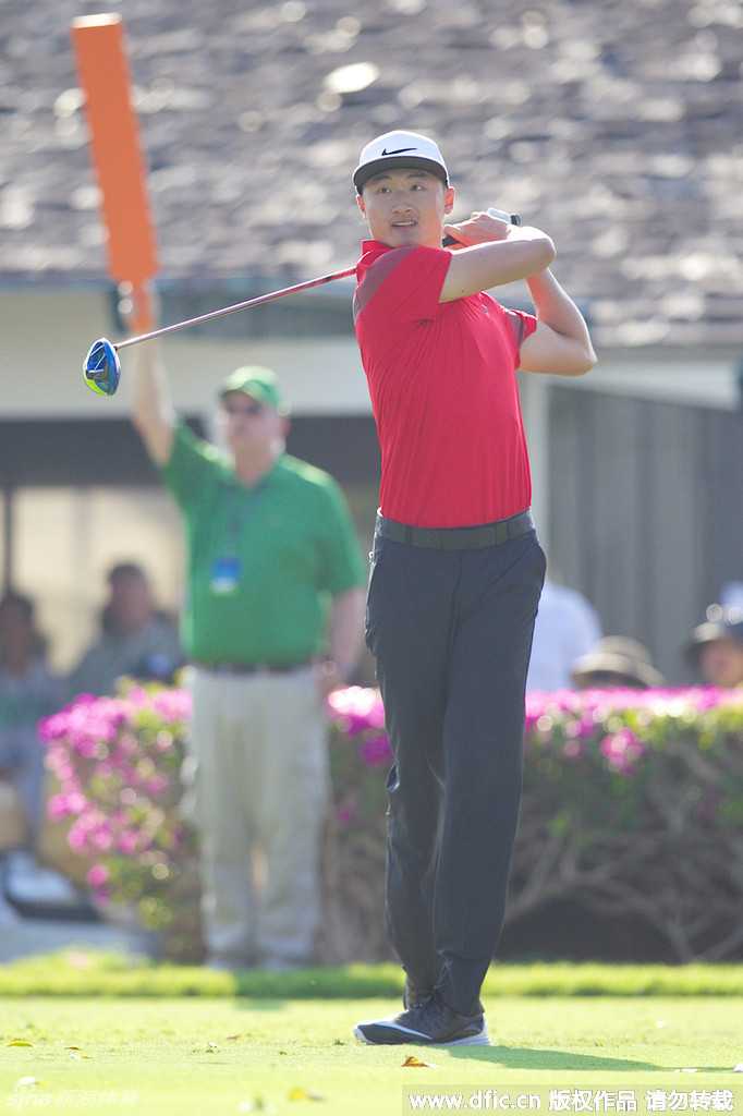 美国选手凯文-基斯纳正俯身进行关键的小鸟推击，果岭的线条与他的专注神情构成一幅宁静而充满张力的画面。