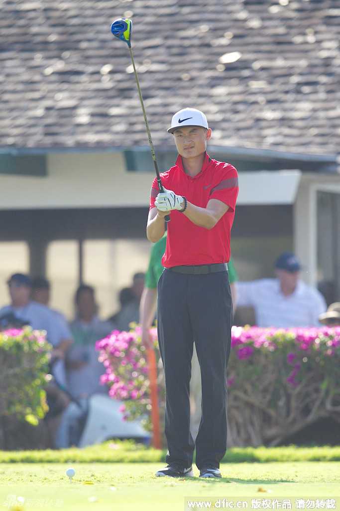 斐济传奇维杰-辛格挥杆开球，身姿依然矫健有力，岁月仿佛未曾削弱这位老将的竞技雄心与球场上的威严。