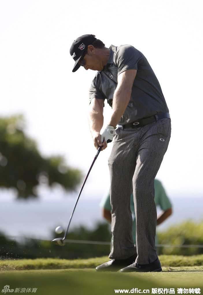 摩根-霍夫曼面带微笑，亲切地为场边的粉丝签名，展现了球星平易近人与赛场之外的亲和力。