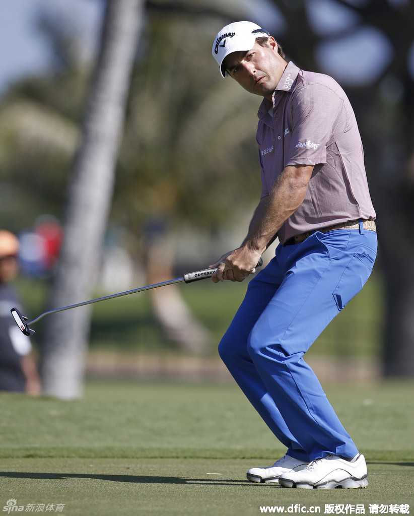 澳大利亚名将亚当-斯科特以利落的短发造型亮相，正在观察球路，侧影显得格外专注与冷静。