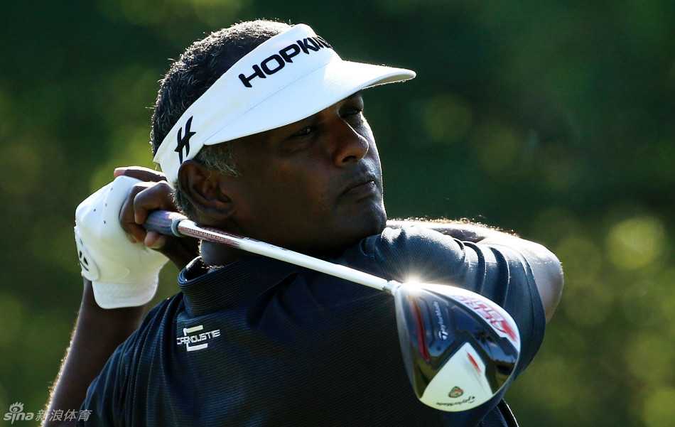 李昊桐在开球后优雅收杆，完整流畅的挥杆动作在阳光下定格，充满了力量与美感。