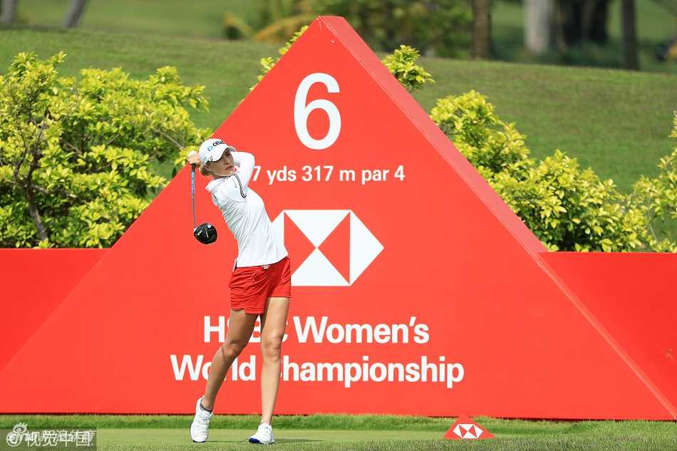 内莉·科达在果岭边专注审视推杆线路，眼神中透露出对胜利的渴望