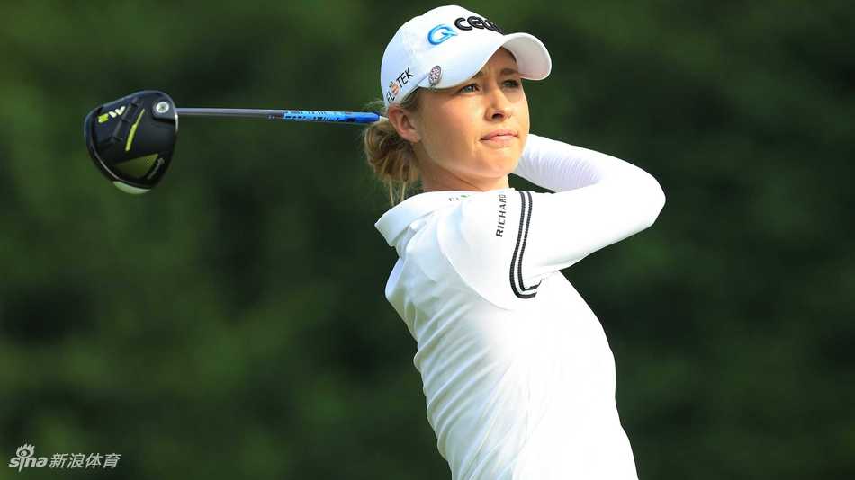 冯珊珊在球道上流畅挥杆，身体姿态展现世界第一的稳定与力量