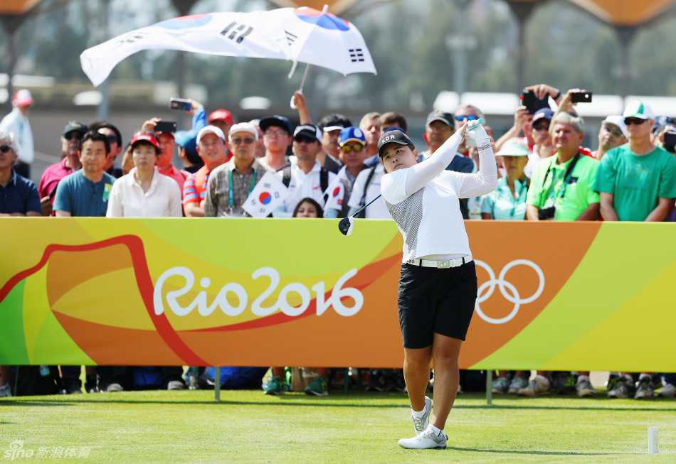 高宝璟完成一记完美击球后，身体平衡舒展，手臂优雅地指向远方，眼神专注地追随小球飞行轨迹。