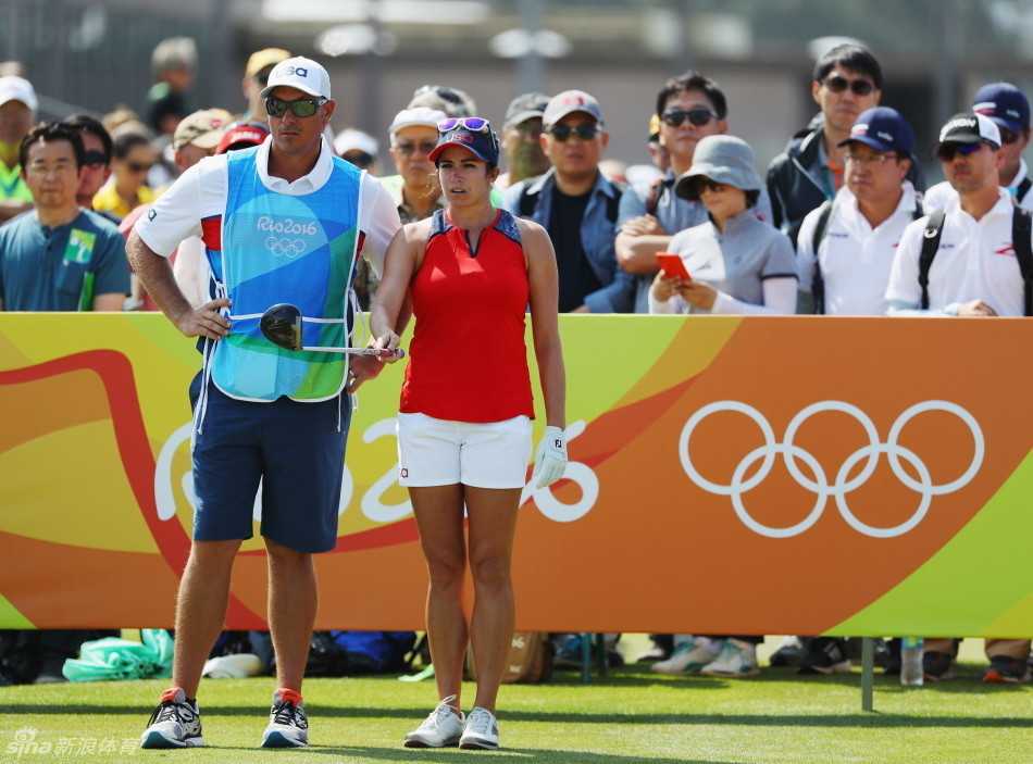 俄罗斯女将维琴洛娃在果岭边沉稳推杆，阳光洒在她专注的侧脸与金色的发梢上，周围是静谧的球场。