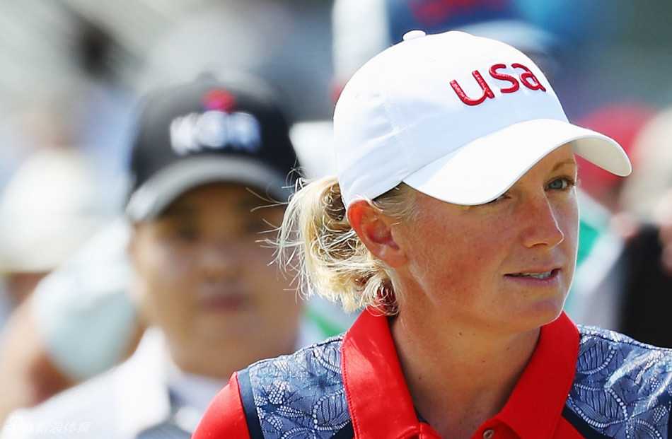 韩国名将朴仁妃在观众簇拥下走向下一洞，她面带微笑向球迷致意，展现出巨星与支持者之间的温暖互动。