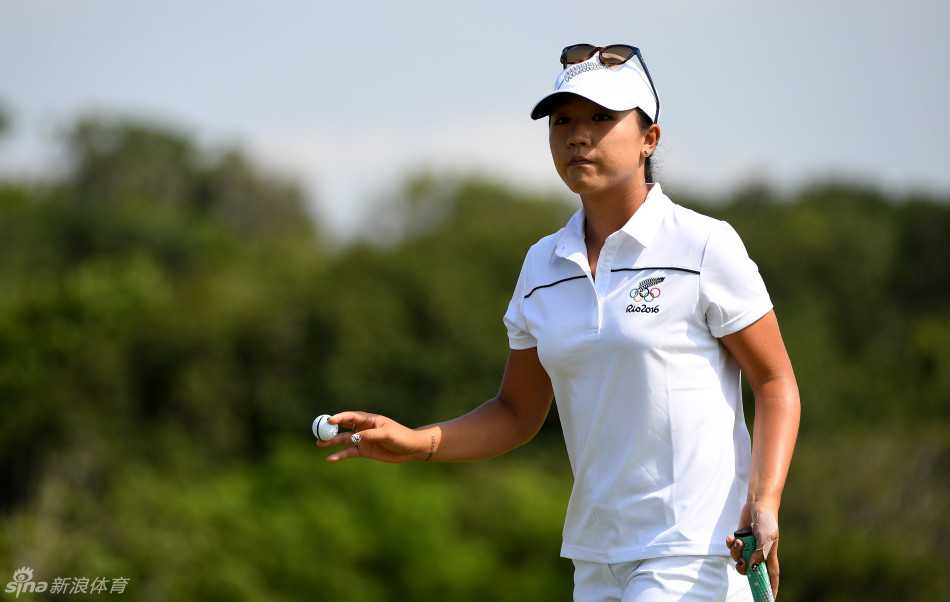 高宝璟向观众优雅示意，脸上洋溢着自信的微笑，展现出顶级球星在赛场上与粉丝互动的亲和瞬间。